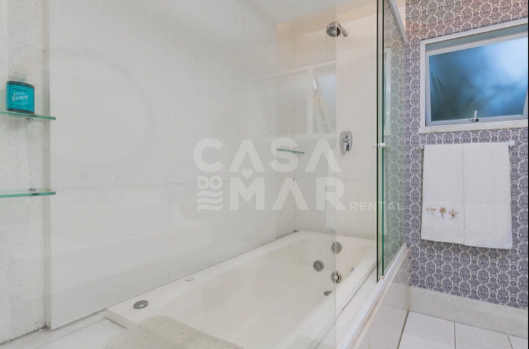 Linda casa com cinco suítes, em condomínio de alto luxo