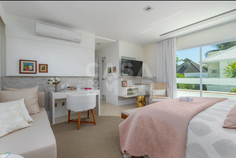 Linda casa com cinco suítes, em condomínio de alto luxo