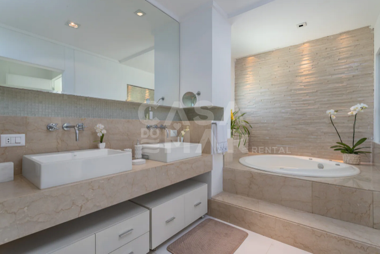 Linda casa com cinco suítes, em condomínio de alto luxo