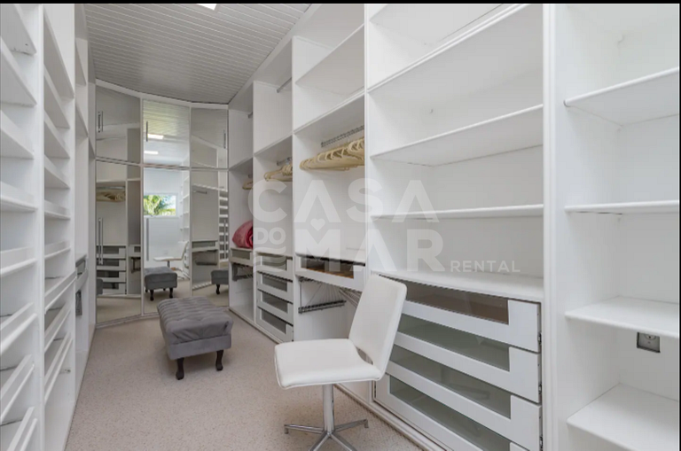 Linda casa com cinco suítes, em condomínio de alto luxo