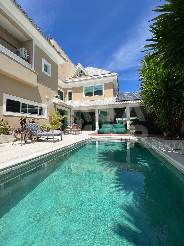 Linda casa com cinco suítes, em condomínio de alto luxo
