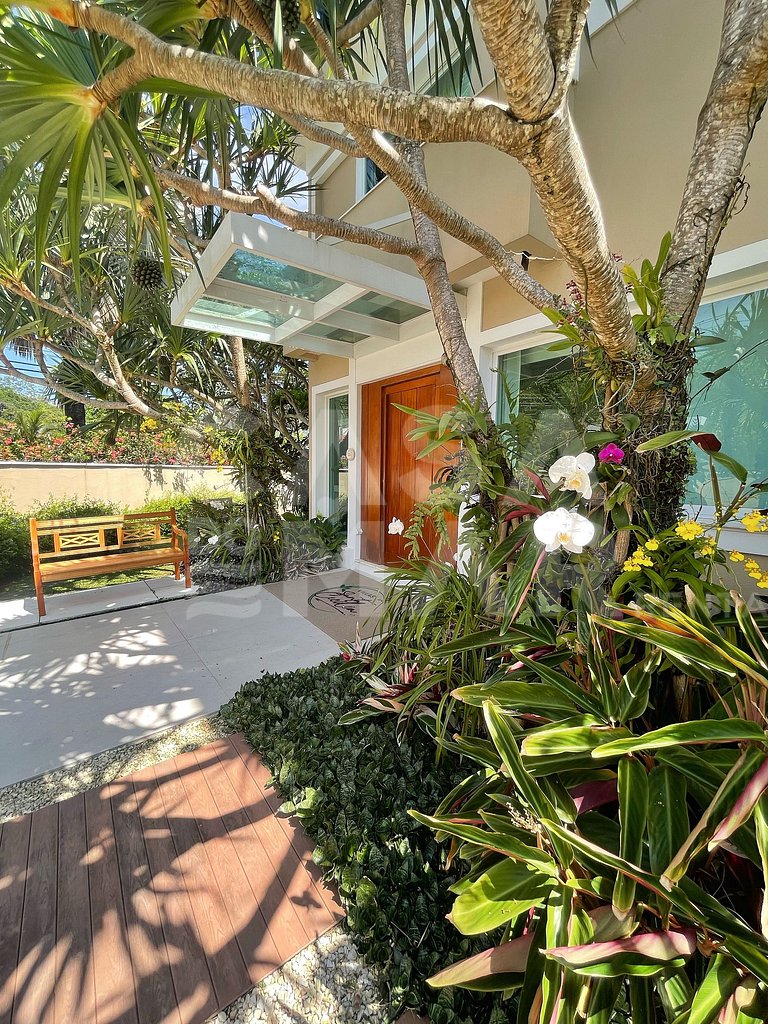 Linda casa com cinco suítes, em condomínio de alto luxo