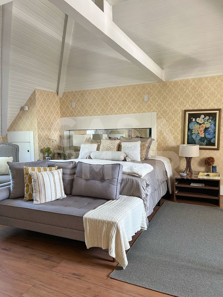 Linda casa com cinco suítes, em condomínio de alto luxo