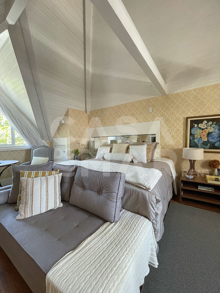 Linda casa com cinco suítes, em condomínio de alto luxo