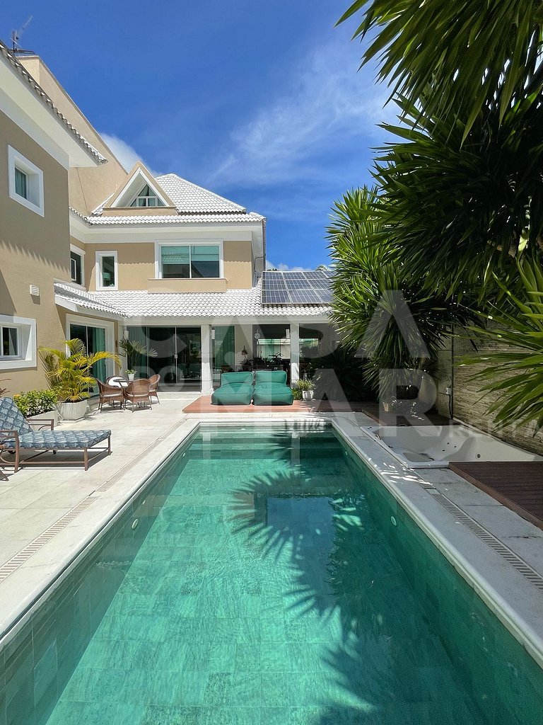 Linda casa com cinco suítes, em condomínio de alto luxo