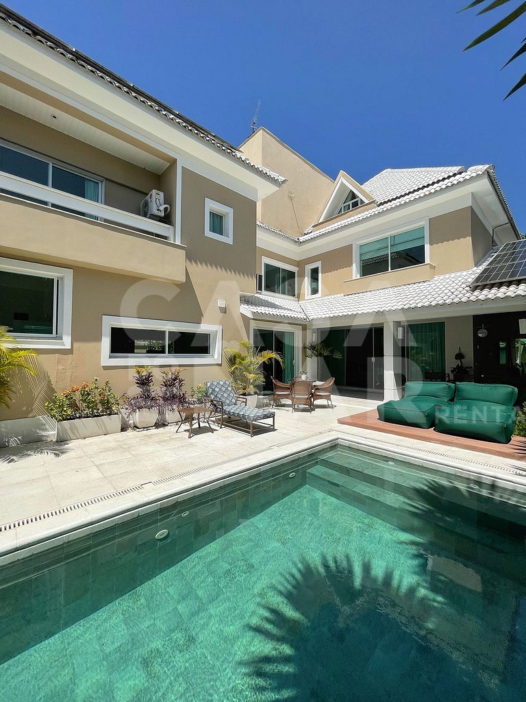 Linda casa com cinco suítes, em condomínio de alto luxo