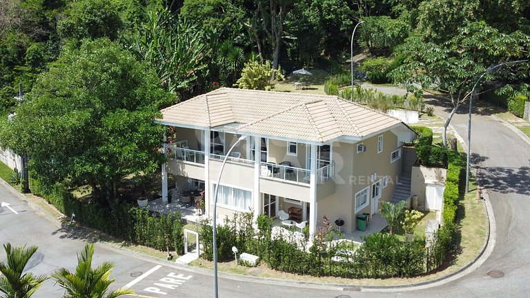 Linda casa com 5 quartos, em condomínio no Recreio