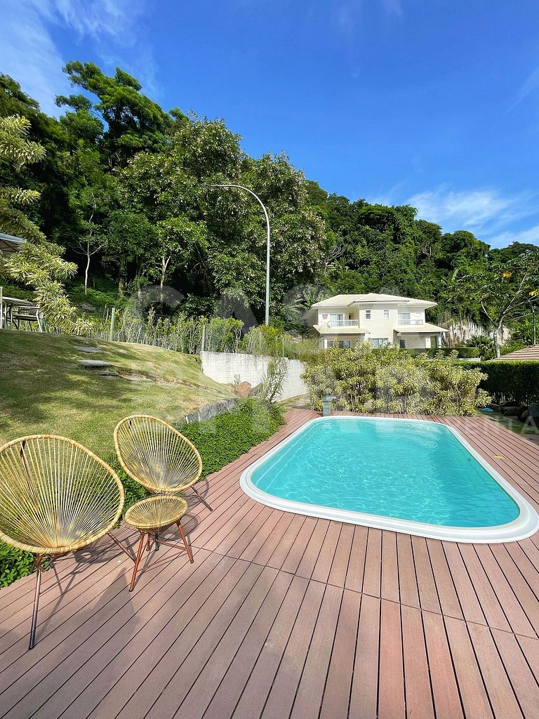 Linda casa com 5 quartos, em condomínio no Recreio