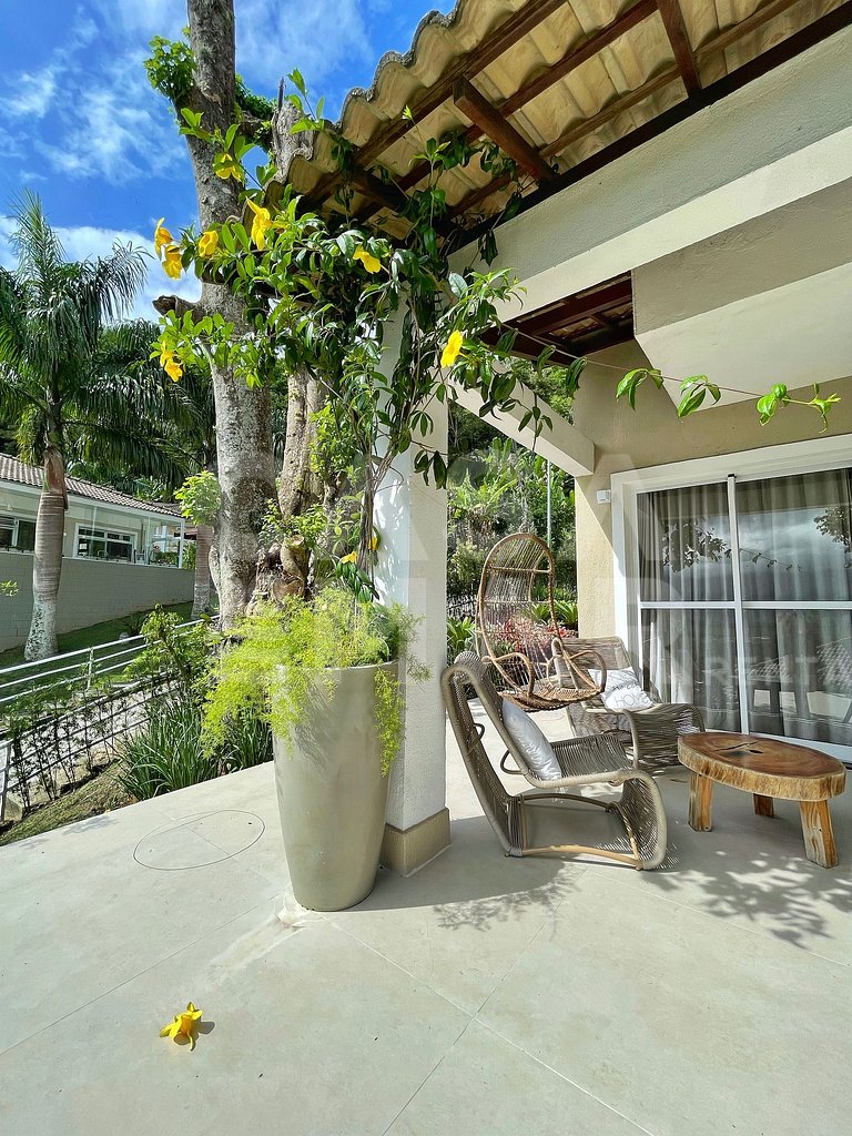 Beautiful house with 4 bedrooms, in a condominium, close to