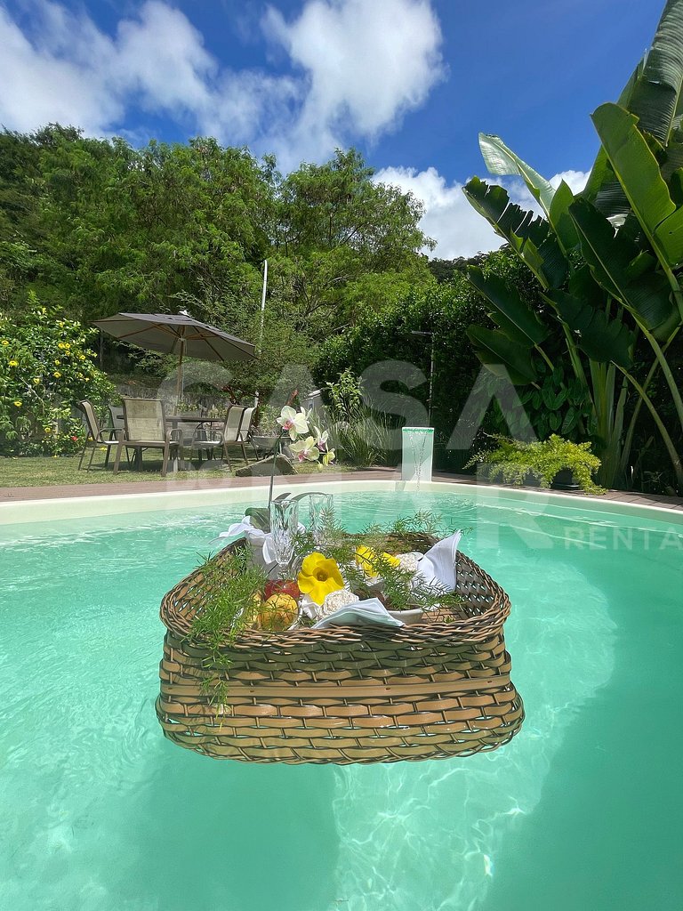 Linda casa com 4 quartos, em condomínio, próxima às praias