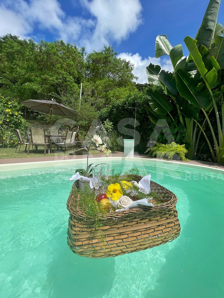 Linda casa com 4 quartos, em condomínio, próxima às praias