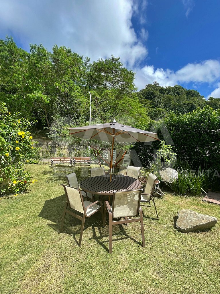 Beautiful house with 4 bedrooms, in a condominium, close to