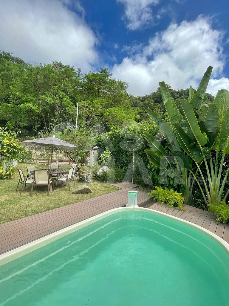 Linda casa com 4 quartos, em condomínio, próxima às praias