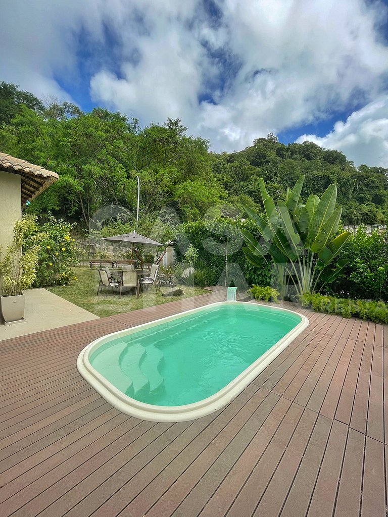 Linda casa com 4 quartos, em condomínio, próxima às praias