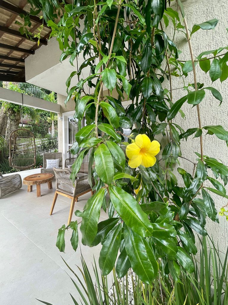 Linda casa com 4 quartos, em condomínio, próxima às praias