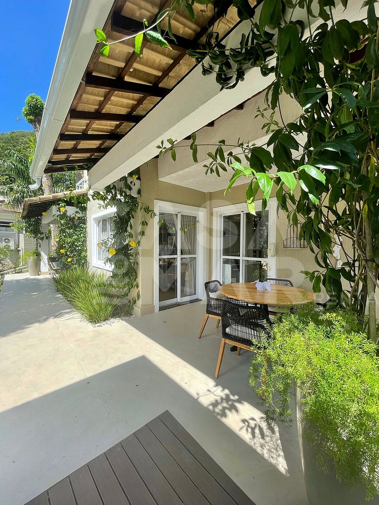 Linda casa com 4 quartos, em condomínio, próxima às praias