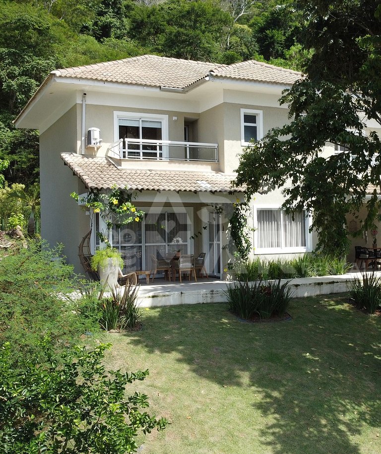 Linda casa com 4 quartos, em condomínio, próxima às praias