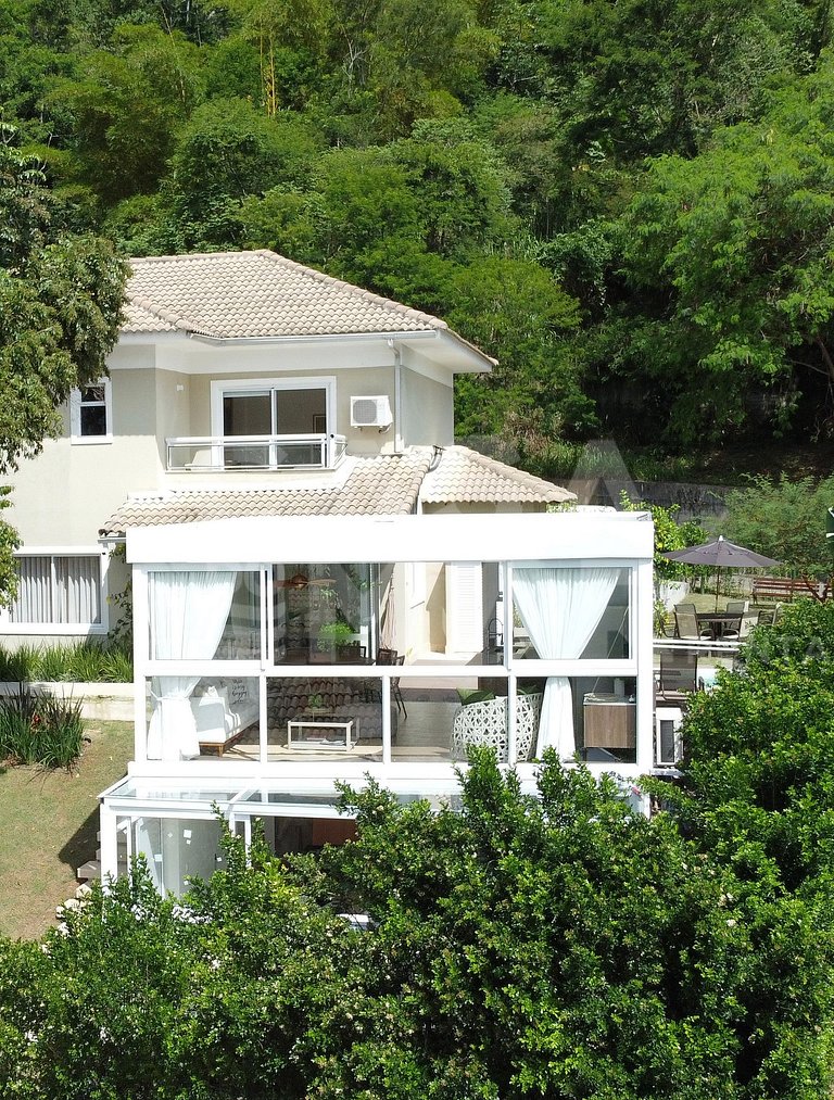 Linda casa com 4 quartos, em condomínio, próxima às praias