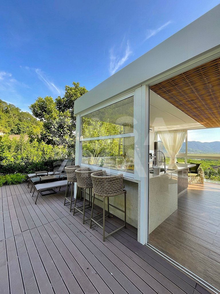 Beautiful house with 4 bedrooms, in a condominium, close to
