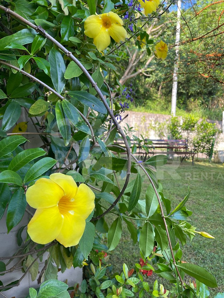 Linda casa com 4 quartos, em condomínio, próxima às praias