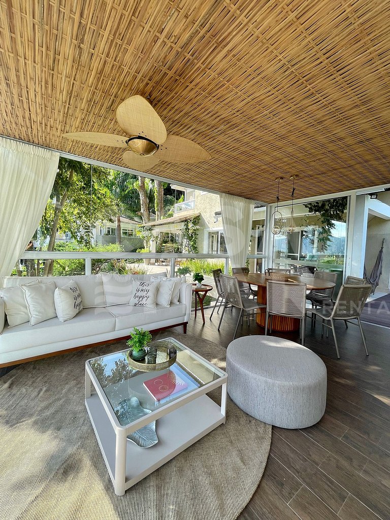 Linda casa com 4 quartos, em condomínio, próxima às praias