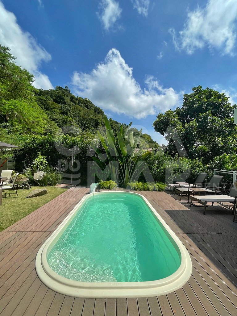 Linda casa com 4 quartos, em condomínio, próxima às praias