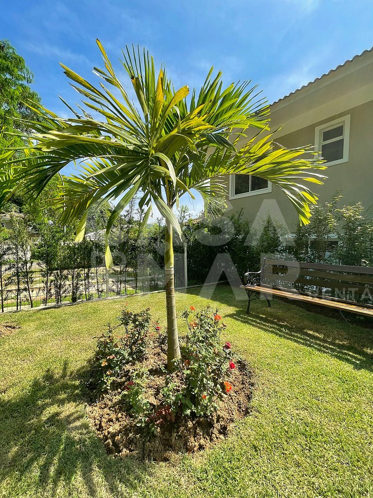 Linda casa com 4 quartos, em condomínio, próxima às praias