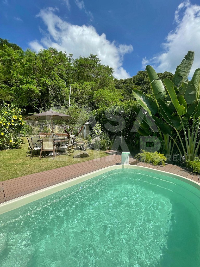 Linda casa com 4 quartos, em condomínio, próxima às praias