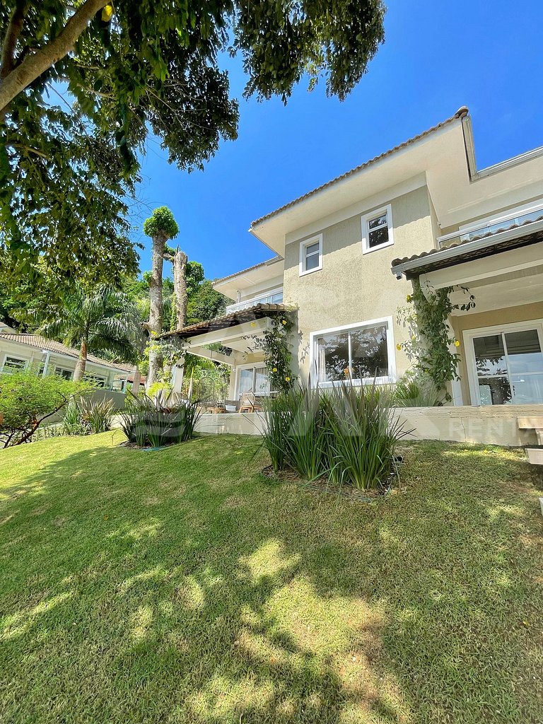 Linda casa com 4 quartos, em condomínio, próxima às praias