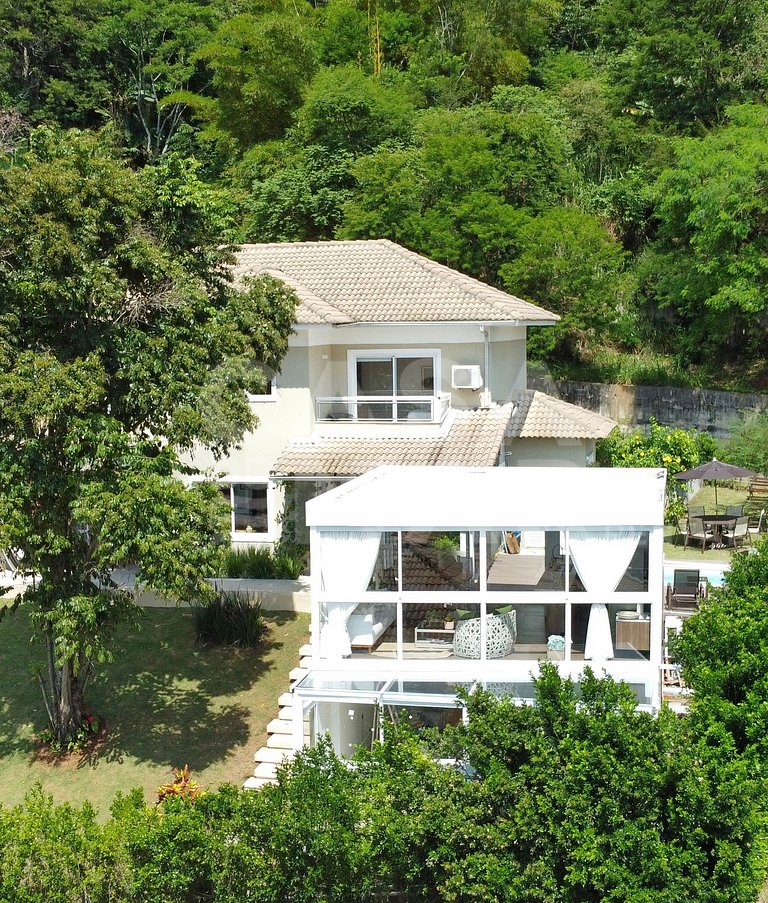 Beautiful house with 4 bedrooms, in a condominium, close to