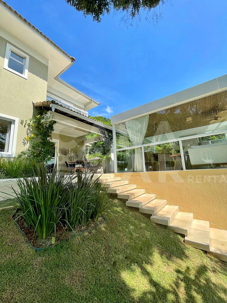 Beautiful house with 4 bedrooms, in a condominium, close to
