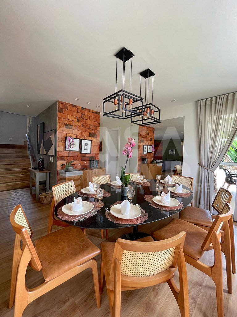 Beautiful house with 4 bedrooms, in a condominium, close to