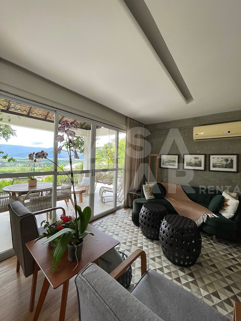 Beautiful house with 4 bedrooms, in a condominium, close to