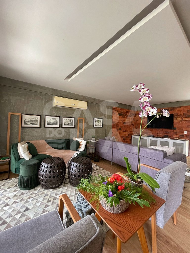 Linda casa com 4 quartos, em condomínio, próxima às praias