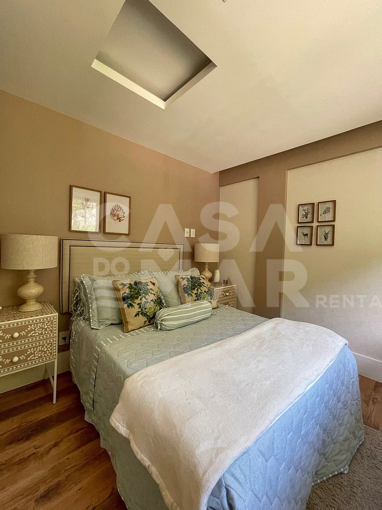 Beautiful house with 4 bedrooms, in a condominium, close to