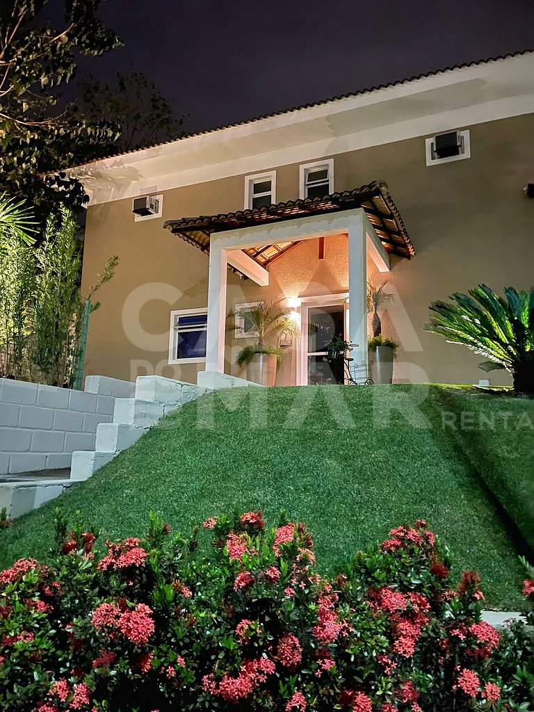 Linda casa com 4 quartos, piscina, churrasqueira, em condomí