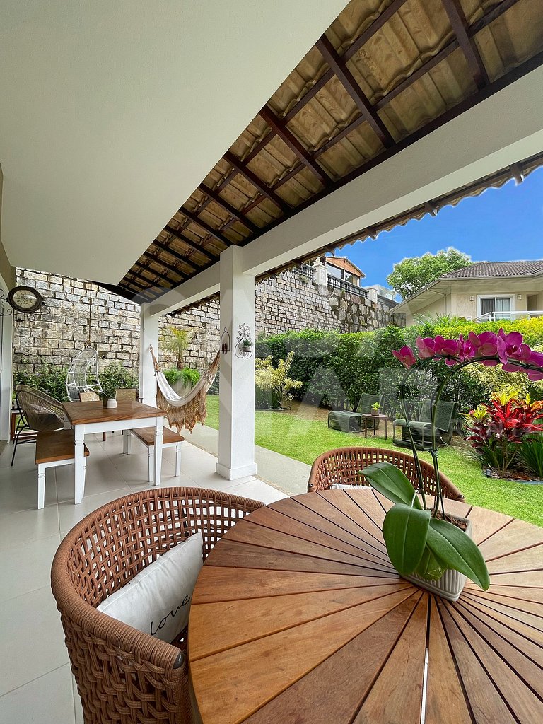 Linda casa com 4 quartos, piscina, churrasqueira, em condomí