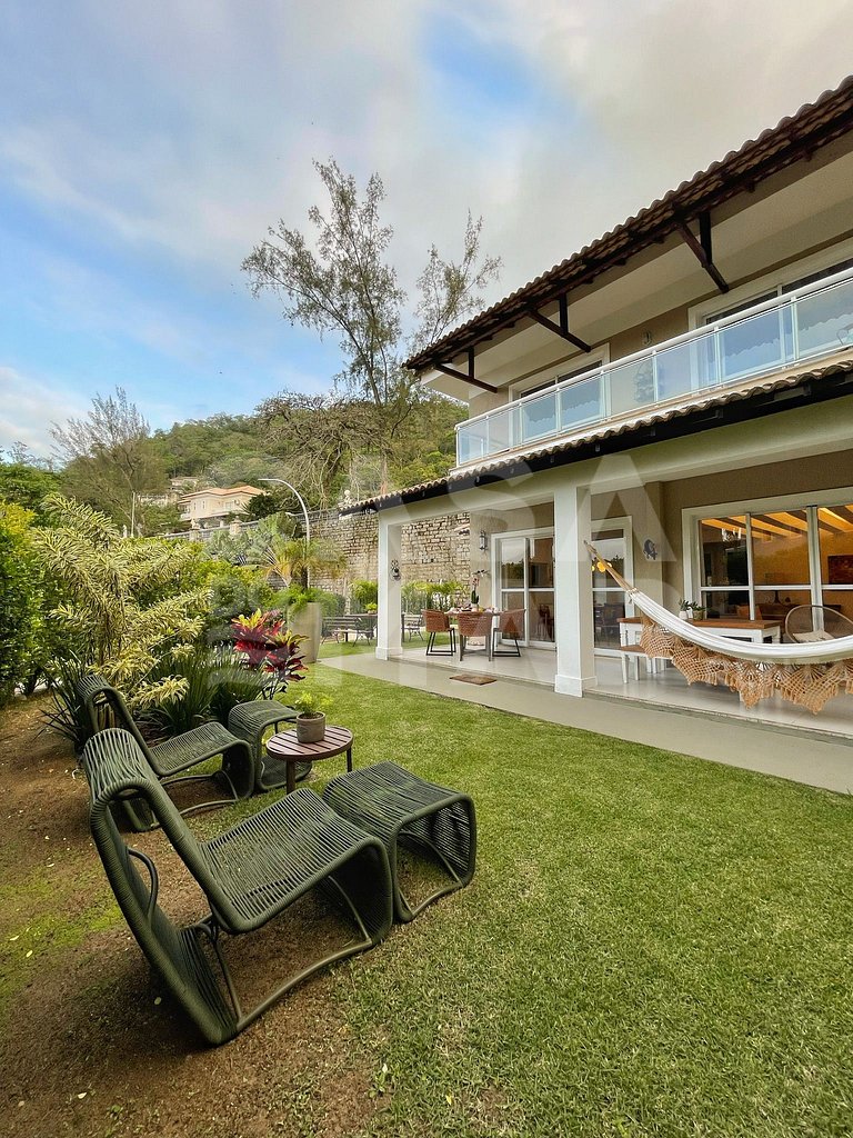 Linda casa com 4 quartos, piscina, churrasqueira, em condomí