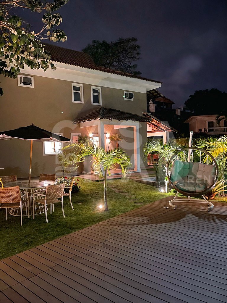 Linda casa com 4 quartos, piscina, churrasqueira, em condomí