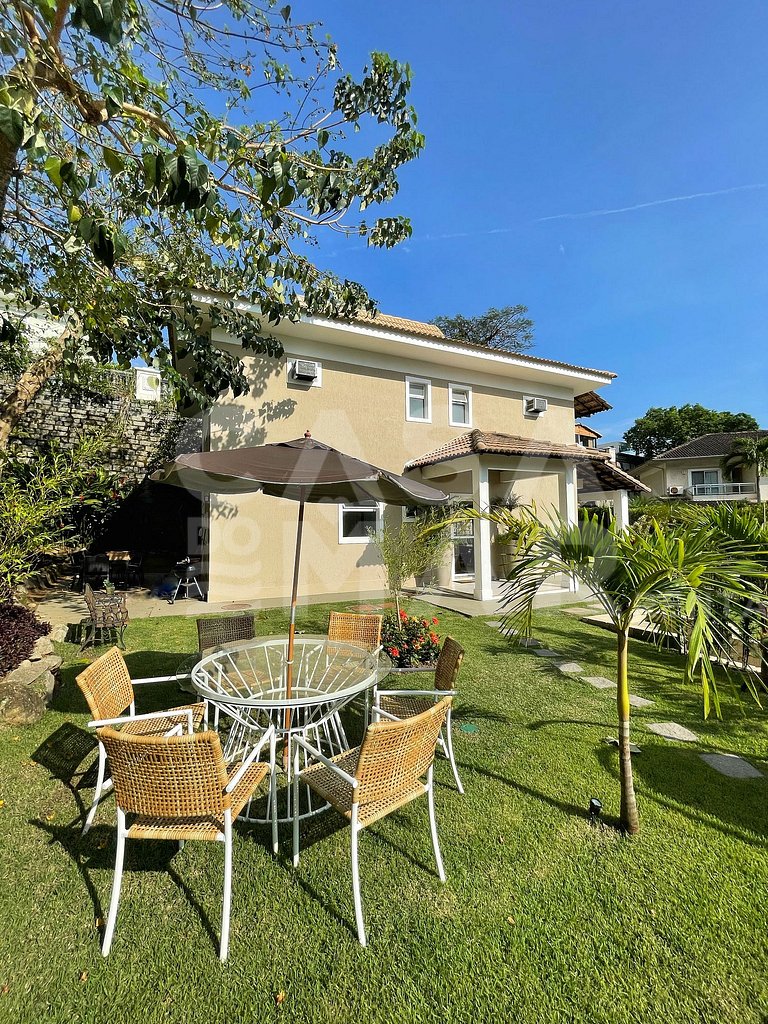 Linda casa com 4 quartos, piscina, churrasqueira, em condomí