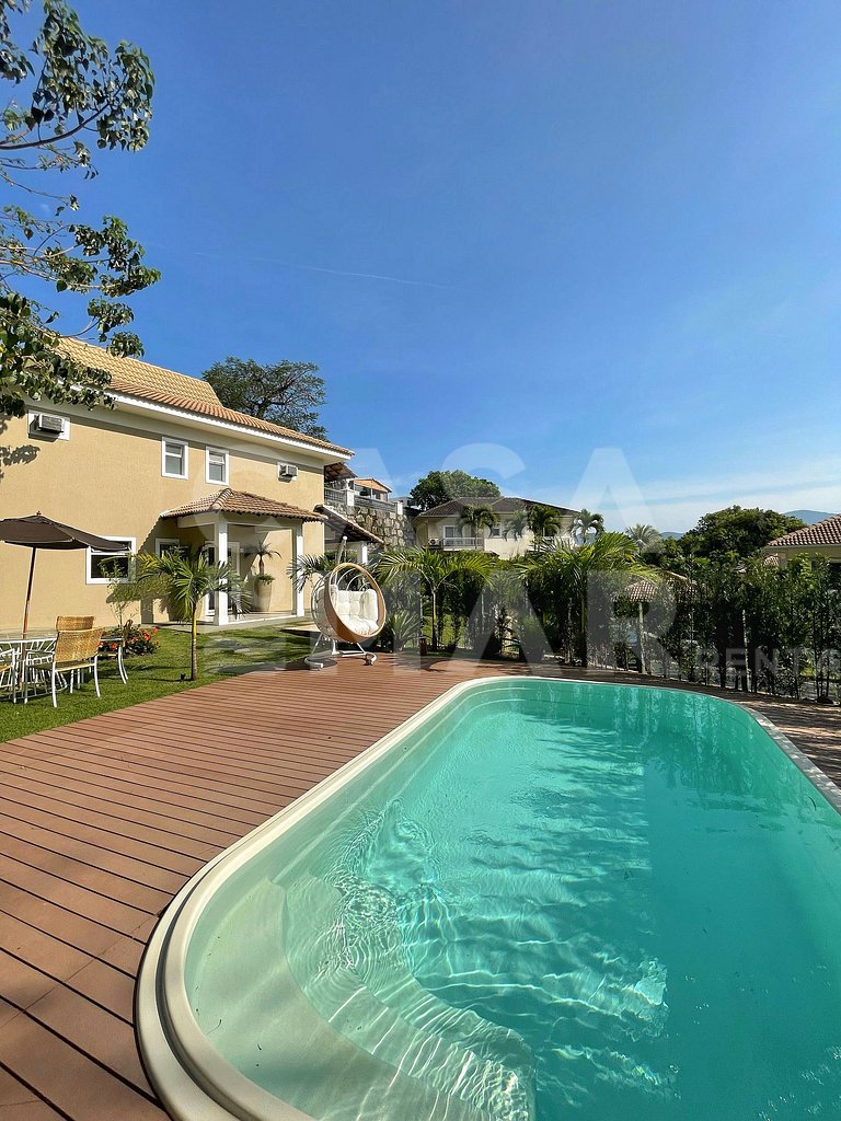 Linda casa com 4 quartos, piscina, churrasqueira, em condomí