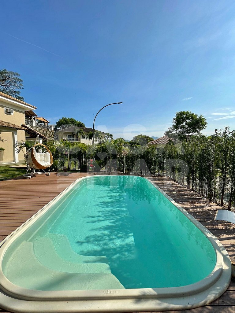 Linda casa com 4 quartos, piscina, churrasqueira, em condomí