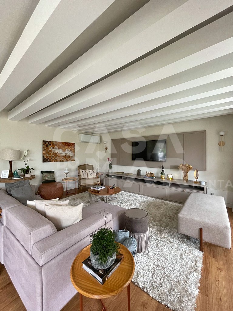 Linda casa com 4 quartos, piscina, churrasqueira, em condomí
