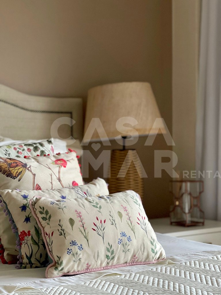 Linda casa com 4 quartos, piscina, churrasqueira, em condomí