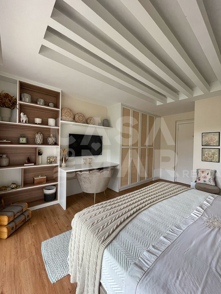 Linda casa com 4 quartos, piscina, churrasqueira, em condomí