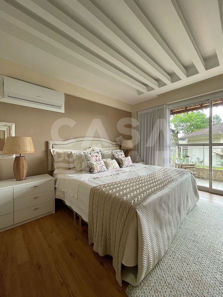 Linda casa com 4 quartos, piscina, churrasqueira, em condomí