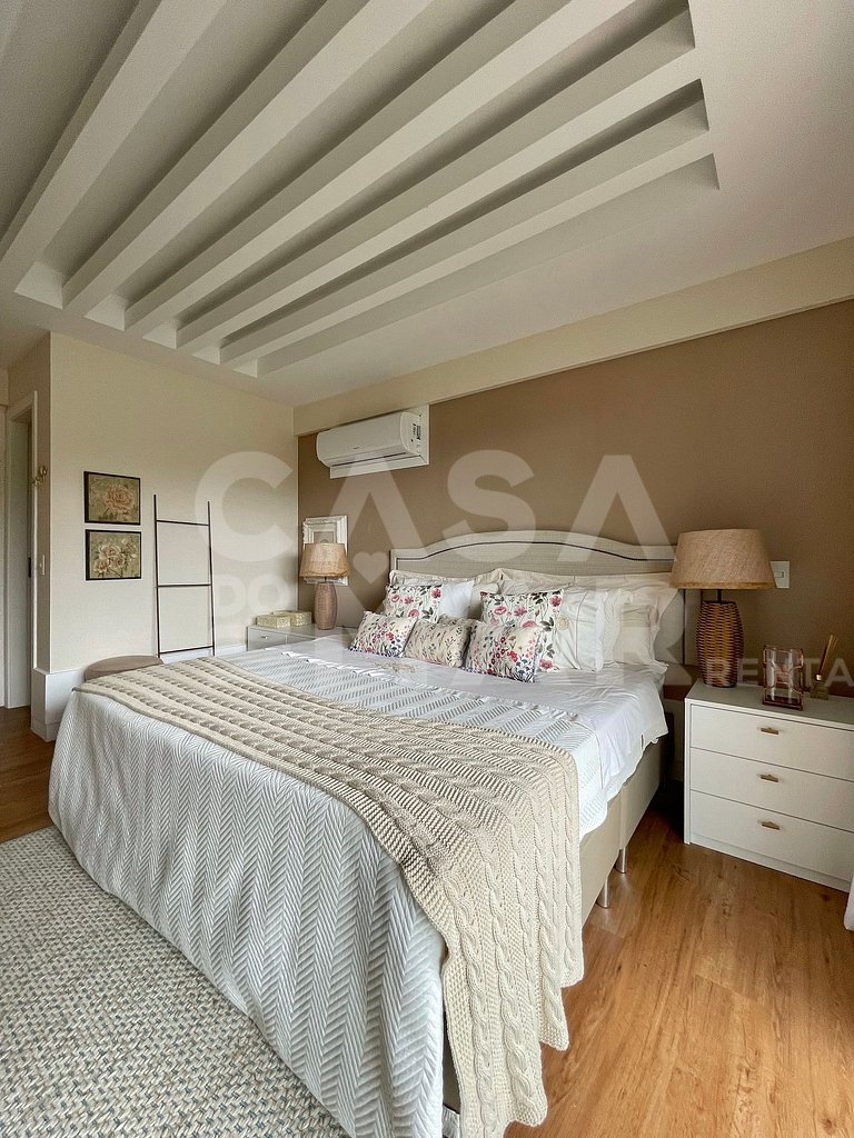 Linda casa com 4 quartos, piscina, churrasqueira, em condomí