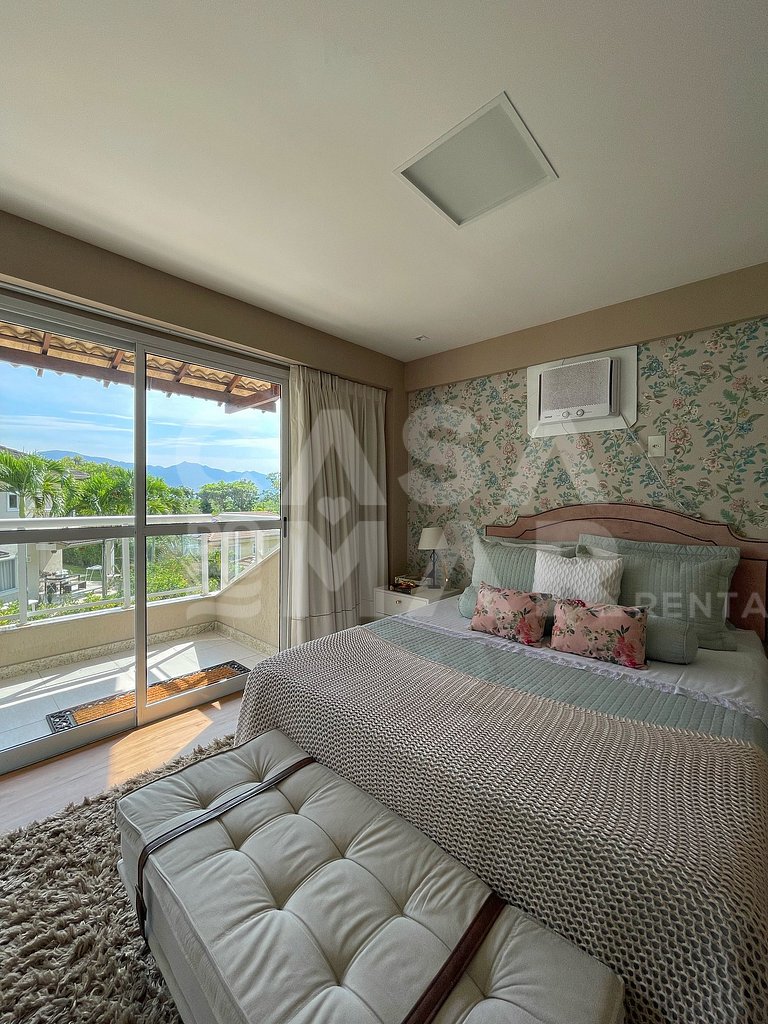 Linda casa com 4 quartos, piscina, churrasqueira, em condomí