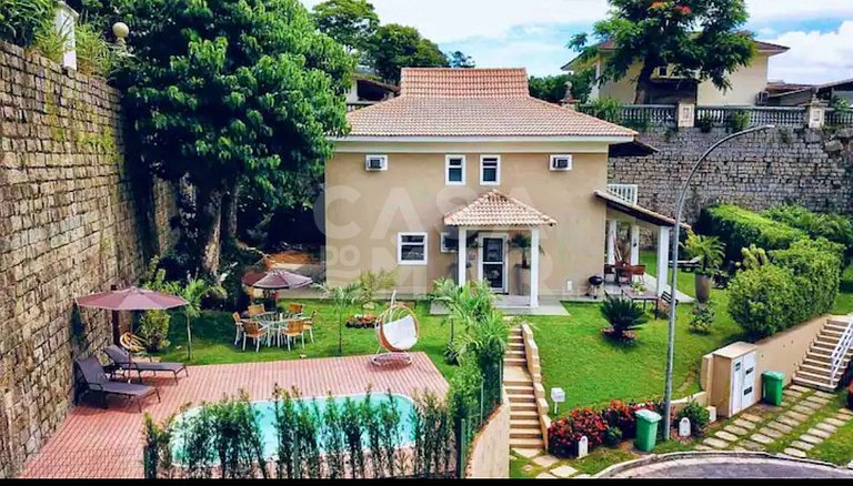 Linda casa com 4 quartos, piscina, churrasqueira, em condomí