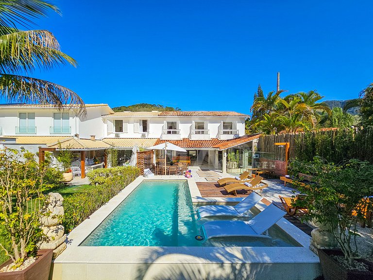 Beautiful house with 5 bedrooms, in a condominium